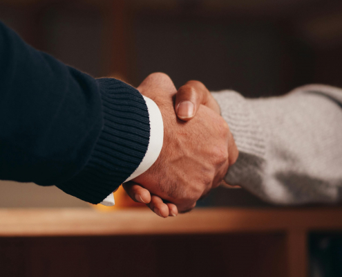 Geschäftlicher Handschlag als Symbol für LeFa FINANZ und LeFa PERSONAL Zusammenarbeit