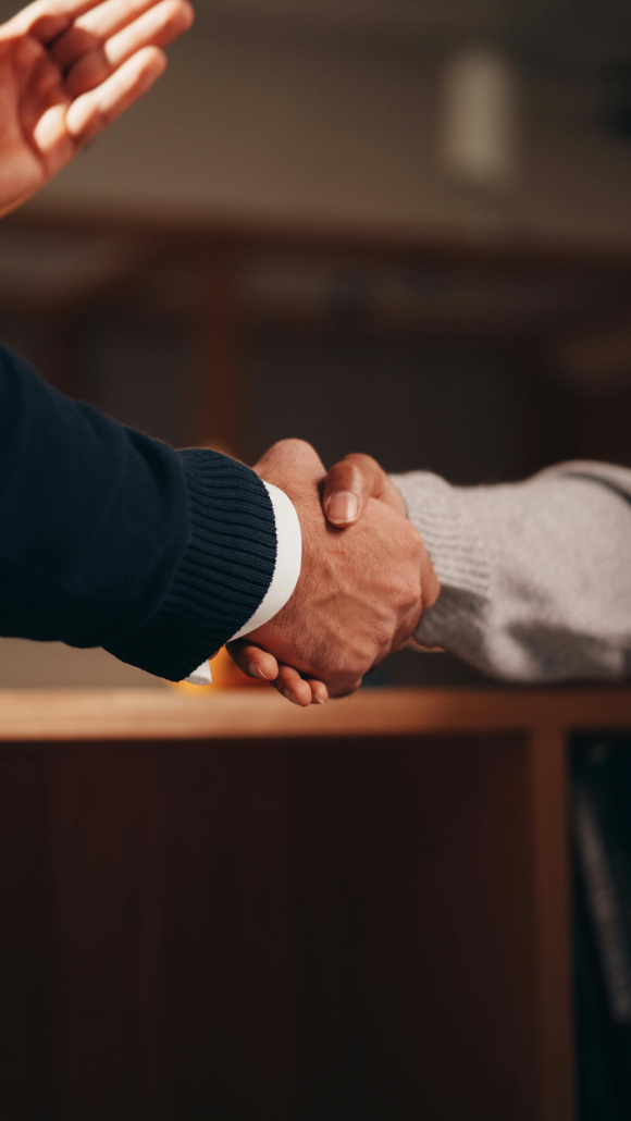 LeFa FINANZ erweitert Service mit LeFa PERSONAL Geschäftlicher Handschlag als Symbol für LeFa FINANZ und LeFa PERSONAL Zusammenarbeit