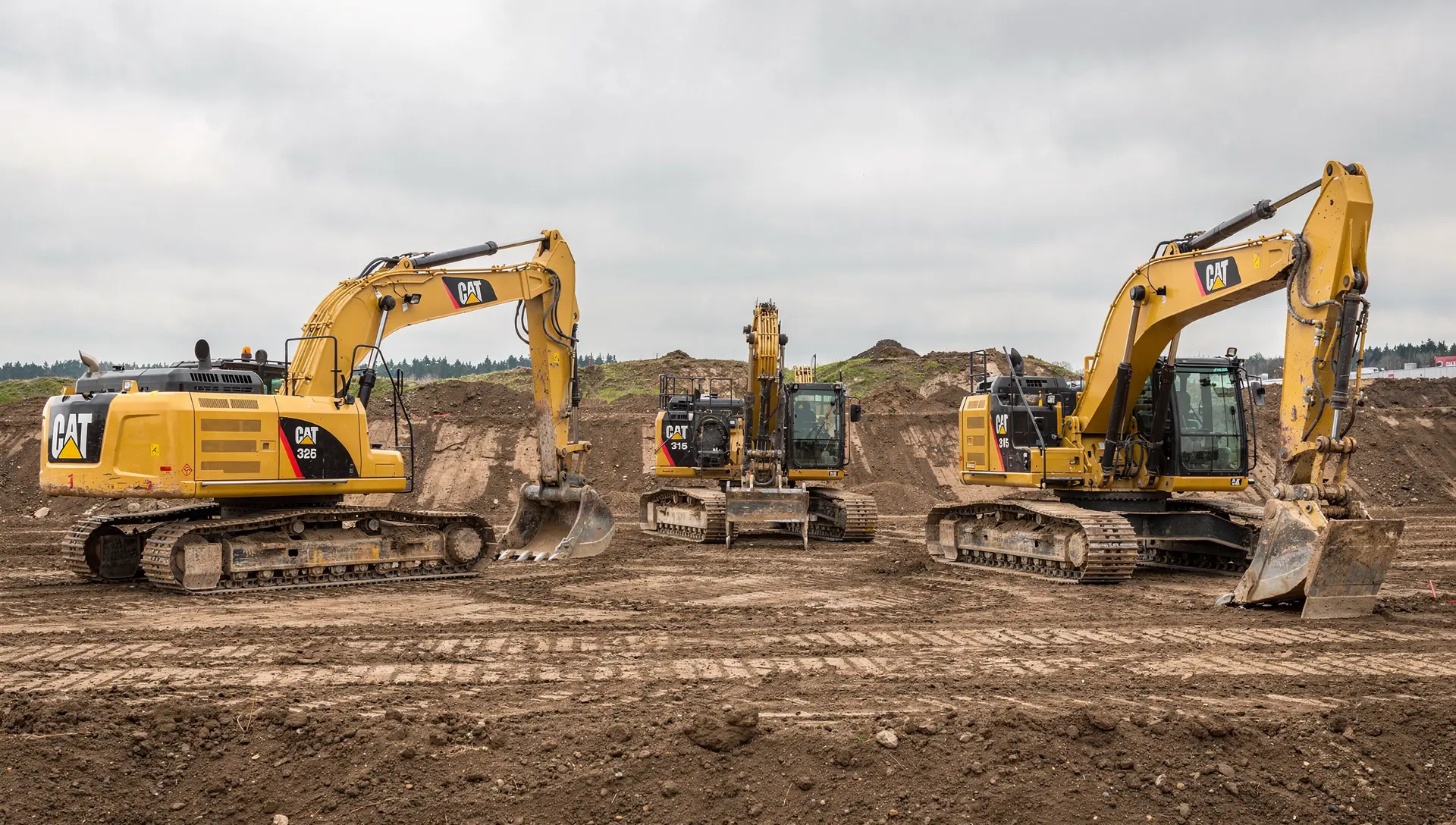 Drei Caterpillar-Kettenbagger auf einer Baustelle – KI-Illustration