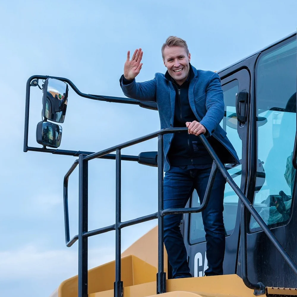 Alexander Hirsch von LeFa FINANZ auf einer Baumaschine – Baumaschinen-Leasing und Finanzierung
