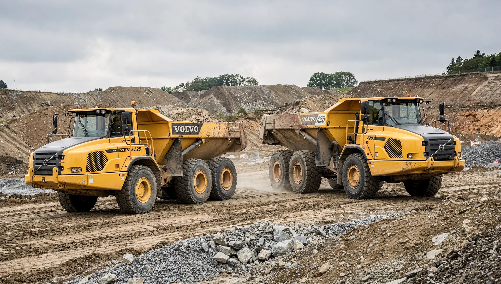 Zwei Volvo-Dumper auf einer Baustelle – KI-Illustration zum Praxisbeispiel einer Maschinenrefinanzierung